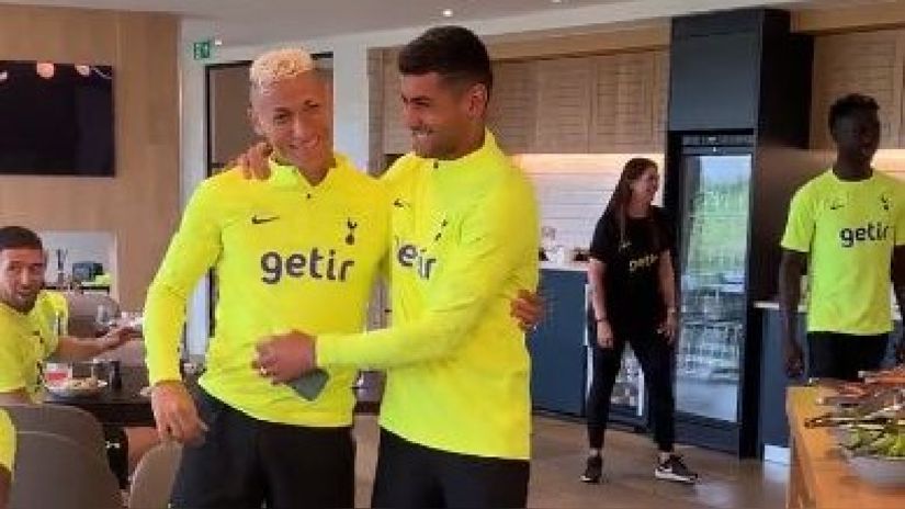 Ce que nous attendions tous » : l’accolade entre « Cuti » Romero et Richarlison, désormais coéquipiers à Tottenham.