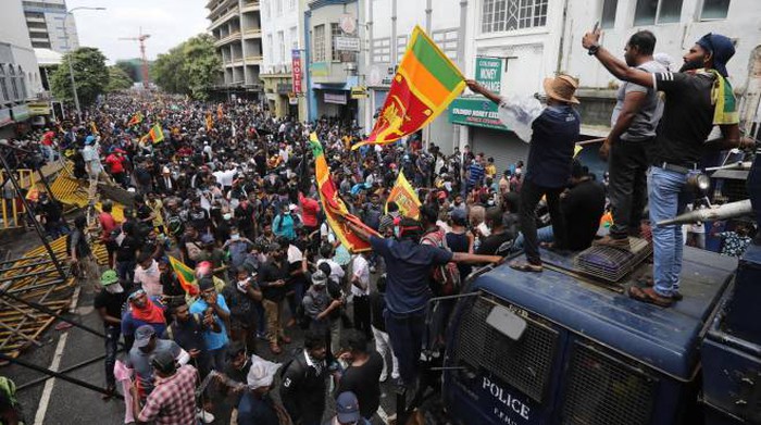 Le Sri Lanka en faillite, le président s’enfuit et des manifestants nagent dans sa piscine