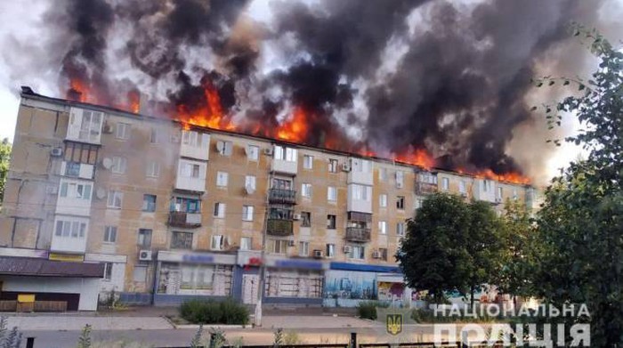 Ukraine, les missiles et bombes russes pleuvent sur Kharkiv : hôpitaux et terrains de jeux touchés