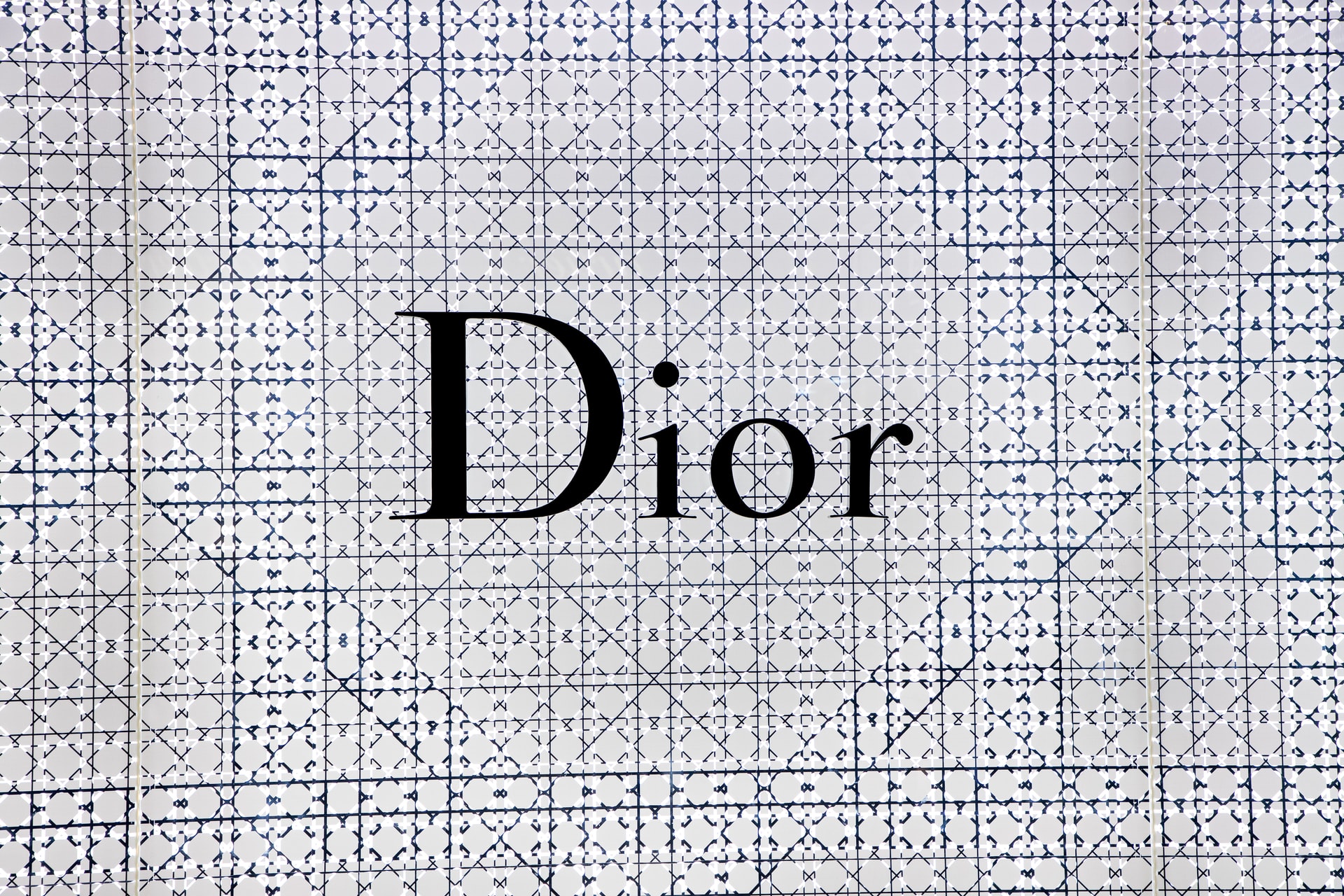 Dior retrace son histoire au sein de La Galerie jouxtant sa boutique rénovée de l’avenue Montaigne
